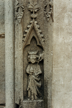 Vorschaubild Pfarrkirche, Westportal, re. Pilaster